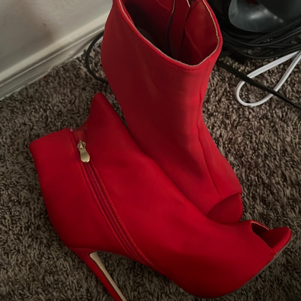Women red ankle bootie